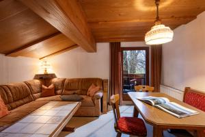 A seating area at Appartement Erler