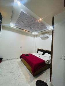 Postel nebo postele na pokoji v ubytování Hotel sanwariya udaipur