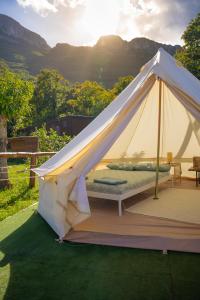 Nespecifikovaný výhled na hory nebo výhled na hory při pohledu z luxury tent