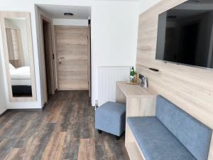 Televiisor ja/või meelelahutuskeskus majutusasutuses Hotel Lainbach in Wängle