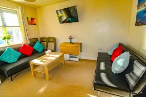 una sala de estar con un sofá y una mesa en Ripley House by Smart Corporate Stays, en Ripley