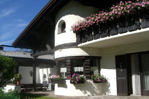 ein Gebäude mit Blumenkästen an der Seite in der Unterkunft Haus Ebner in Vandans