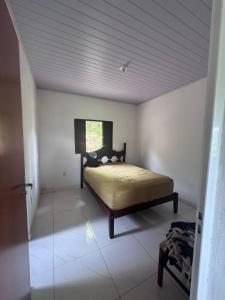 una camera da letto con un letto nell'angolo di una stanza di Altamira Cachoeiras a União de Caeté
