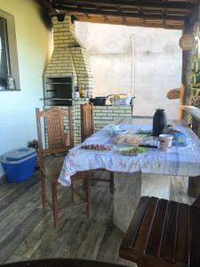 un tavolo e sedie in una cucina con piano cottura di Altamira Cachoeiras a União de Caeté Altre 31 foto