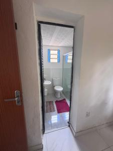 un bagno con un water e un lavandino di Altamira Cachoeiras a União de Caeté