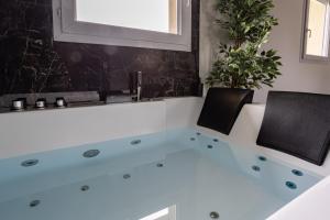 Fotografie z fotogalerie ubytování Evasion romantique avec jacuzzi v destinaci Savigny-le-Temple + 13 fotografií