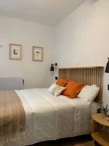 Postel nebo postele na pokoji v ubytování Victrix Homes