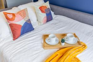 Niagara Luxe Suite, 4min to Falls With Fireplace, Ping Pong客房内的一张或多张床位