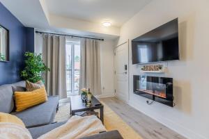 Niagara Luxe Suite, 4min to Falls With Fireplace, Ping Pong的电视和/或娱乐中心