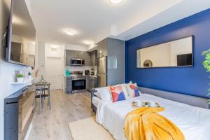 尼亚加拉瀑布Niagara Luxe Suite, 4min to Falls With Fireplace, Ping Pong的蓝色客房 - 带床和厨房