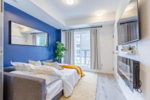 尼亚加拉瀑布Niagara Luxe Suite, 4min to Falls With Fireplace, Ping Pong的一间带床和电视的蓝色卧室