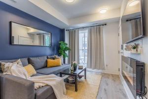 Niagara Luxe Suite, 4min to Falls With Fireplace, Ping Pong的休息区