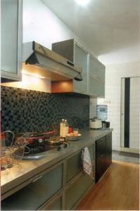 una cocina con fregadero y encimera en FLAT06 cipete, en Yakarta