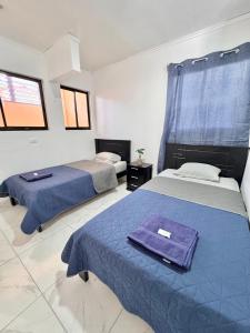 En eller flere senge i et værelse på Global House Apartamento 2