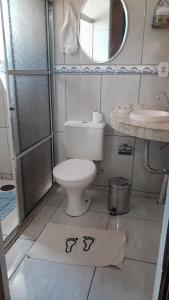 Ένα μπάνιο στο Habitación casa familiar