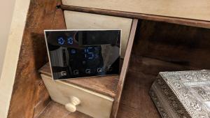 a wooden chest with a control box in it at Loft de ensueño con piscina en La Rioja in Villamediana de Iregua