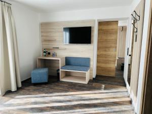 Televiisor ja/või meelelahutuskeskus majutusasutuses Hotel Lainbach in Wängle