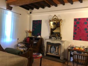 a living room with a mirror and a fireplace at B&B Villa la Canonica con piscina a Padernello in Farfengo
