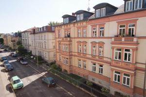 una vista aérea de una calle de la ciudad con edificios en Wohnung Peter en Weimar