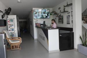 San MartínHotel River Side的站在餐厅柜台的女人