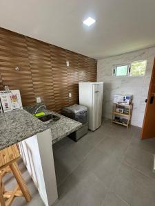 Dapur atau dapur kecil di Condomínio Jardim dos Corais