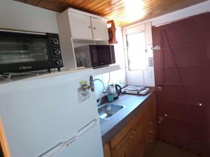Η κουζίνα ή μικρή κουζίνα στο Mar del Plata- Playa Chapadmalal- Finca Viento Norte UNA CABAÑA HASTA 5 HUESPEDES Y UN DORMI CON BAÑO PRIVADO ATRAS HASTA 2 HUESPEDES +24 φωτογραφίες