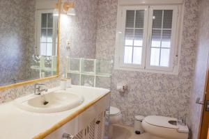 A bathroom at LUXURY STYLE VILLA AURORA Roche