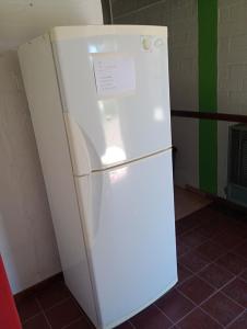 una nevera blanca sentada en una habitación en Casaluma, en Jose De San Martin