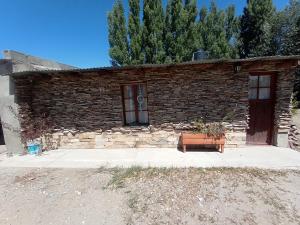 un edificio de ladrillo con una ventana y una puerta en Casaluma, en Jose De San Martin