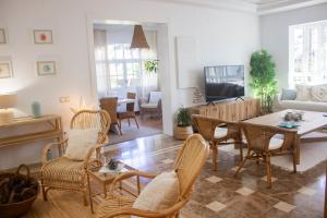 A television and/or entertainment centre at LUXURY STYLE VILLA AURORA Roche