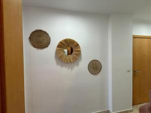 una stanza con due corone su un muro bianco di Apartamento insonorizado con vistas a plaza Bib Rambla a Granada