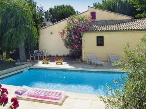 basen przed domem w obiekcie Holiday home with private pool in Malaucene w mieście Malaucène +4 zdjęcia