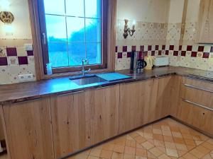 kuchnia ze zlewem i oknem w obiekcie Granite House in Brittany with Sea Views w mieście Saint-Pol-de-Léon +35 zdjęć