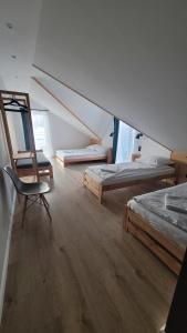 Ένα ή περισσότερα κρεβάτια σε δωμάτιο στο Chałupka Apartament 2 +60 φωτογραφίες