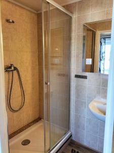 a bathroom with a shower and a sink at Agroturystyka nad Wigrami pokoje u Kasi i Tomka in Cimochowizna