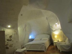 a bedroom with a bed in an igloo at Casa Vetere in Matera