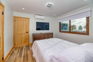 A bed or beds in a room at Paradise Reef Villas