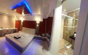 Un baño de Astral Motel 20 fotos más