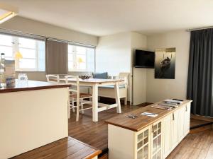 un salon avec une cuisine et une salle à manger dans l'établissement Pier 8 im Pierspeicher, à Kappeln