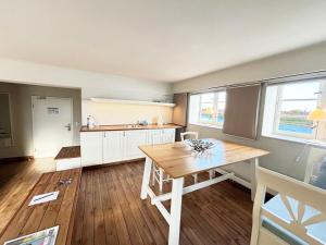 une cuisine avec une table en bois dans une pièce dans l'établissement Pier 8 im Pierspeicher, à Kappeln