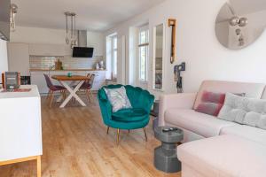 una sala de estar con un sofá y una mesa en Ferienhof Taarstedt Janis, en Taarstedt