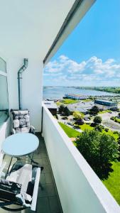 un balcone con tavolo e vista sull'oceano di Derzeit beliebt - Phänomenaler Ausblick auf Binnen- und Ostsee a Heiligenhafen