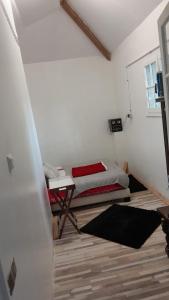 een kleine kamer met een bed en een tafel bij Le coquelicot in Maimbeville