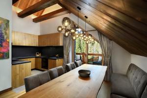 Kuchyň nebo kuchyňský kout v ubytování Chalet Oasis - Luxusná chata s výhľadom, pri Zuberci a Kvačianskej doline