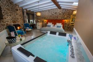 pokój hotelowy z wanną i sypialnią w obiekcie Casa de Lema Boutique w mieście Muxia