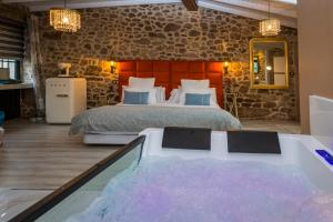 sypialnia z łóżkiem i wanną w obiekcie Casa de Lema Boutique w mieście Muxia +37 zdjęć