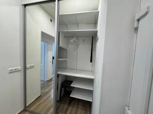 Poschodová posteľ alebo postele v izbe v ubytovaní Modern, comfortable apartments near the metro