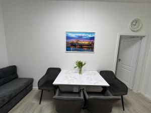 Posedenie v ubytovaní Modern, comfortable apartments near the metro