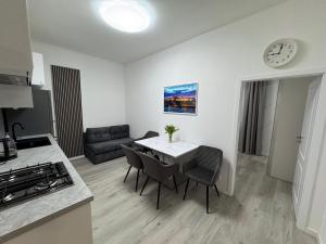 Kuchyňa alebo kuchynka v ubytovaní Modern, comfortable apartments near the metro