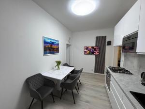 Kuchyňa alebo kuchynka v ubytovaní Modern, comfortable apartments near the metro
